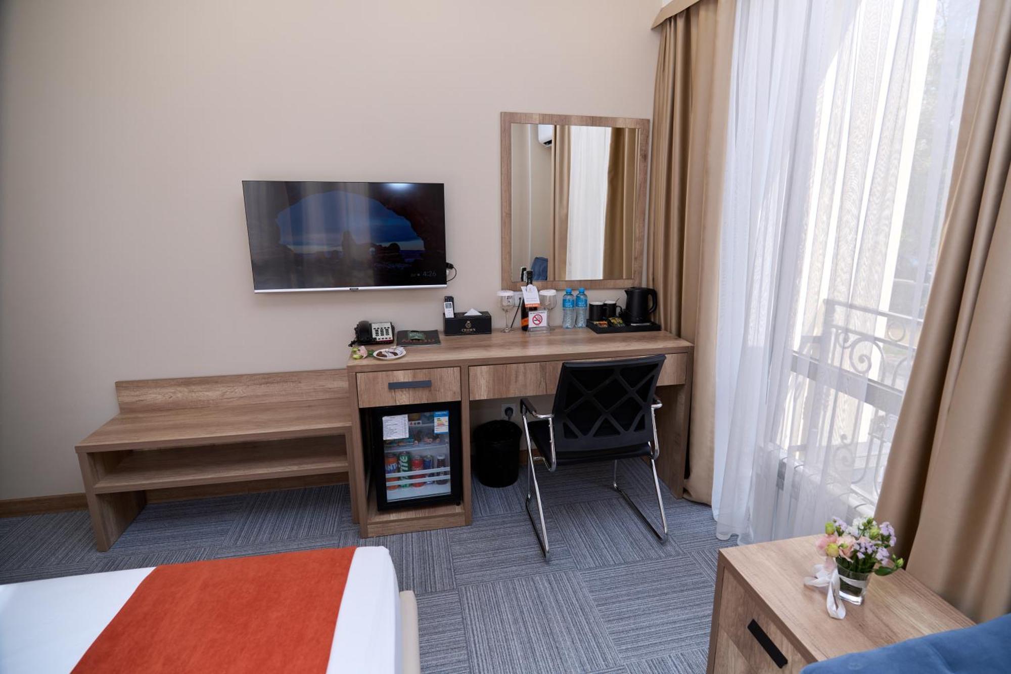 Crown Hotel Bisjkek Eksteriør bilde
