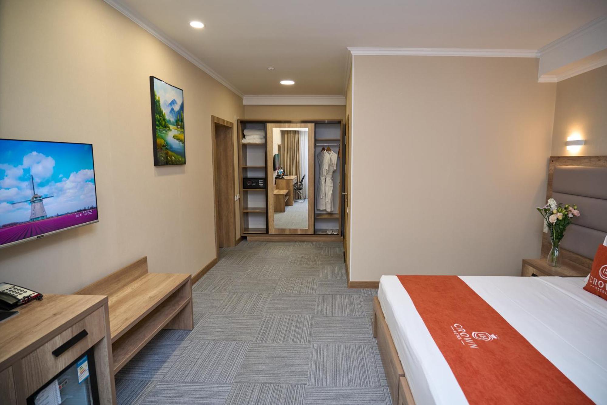 Crown Hotel Bisjkek Eksteriør bilde