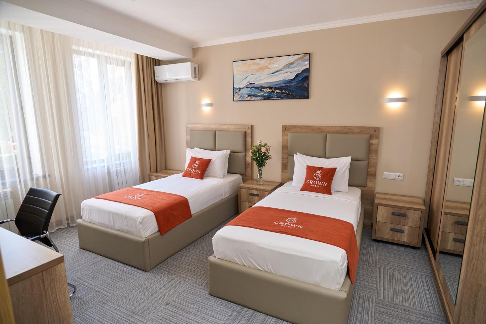 Crown Hotel Bisjkek Eksteriør bilde