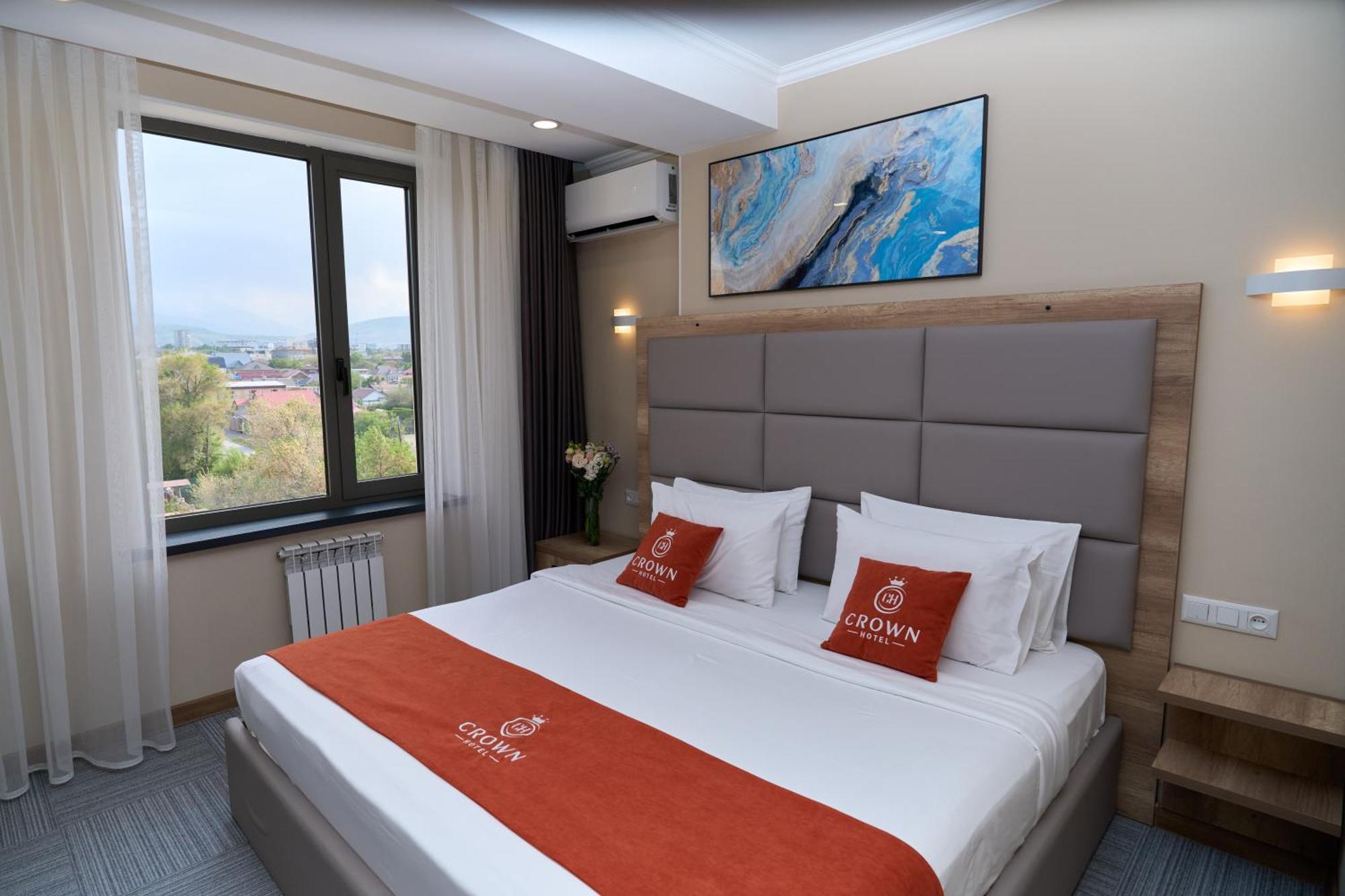 Crown Hotel Bisjkek Eksteriør bilde